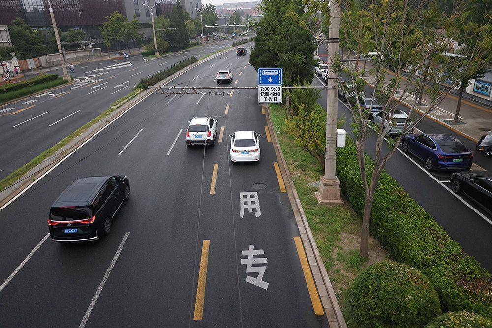 第三批公交专用道开放首日,道路通行顺畅有序