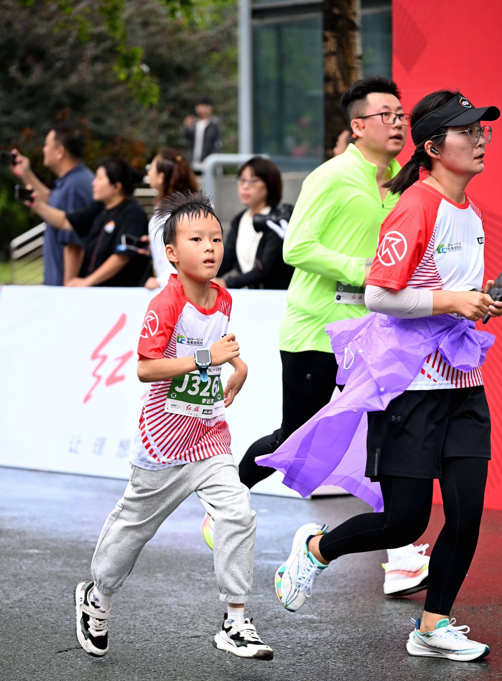 少年强,则中国强.2024一汽红旗长春马拉松健康跑中的少年们