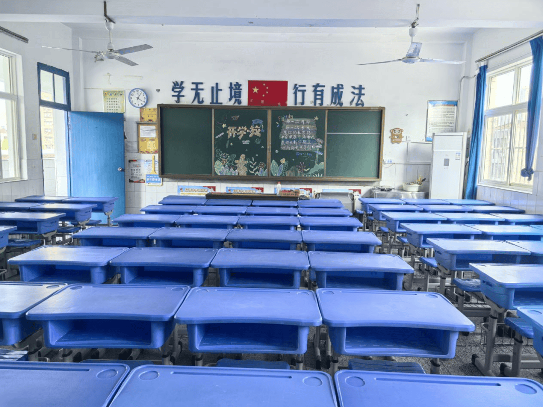 全环境立德树人丨新学期 新气象 满怀期待 喜迎归来_教室_班同学_桌椅