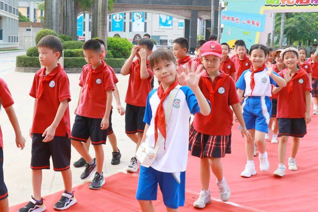 朗朗晴天小学生图片