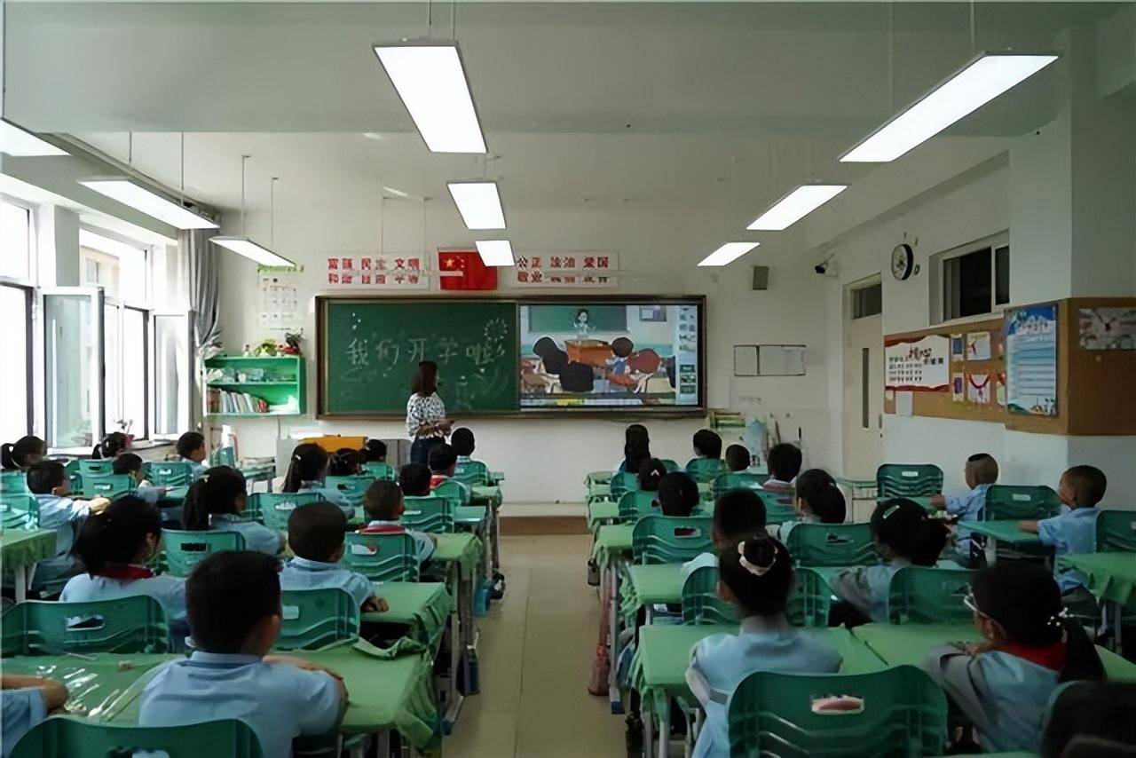 同升一面旗 共爱一个国 ——新城区光华小学"开学第一课"