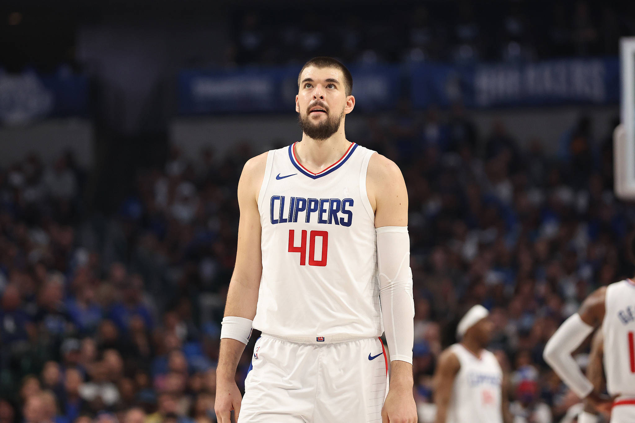 交易市场升温！快船中锋祖巴茨成香饽饽，步行者绿军争抢，要价至少两首轮