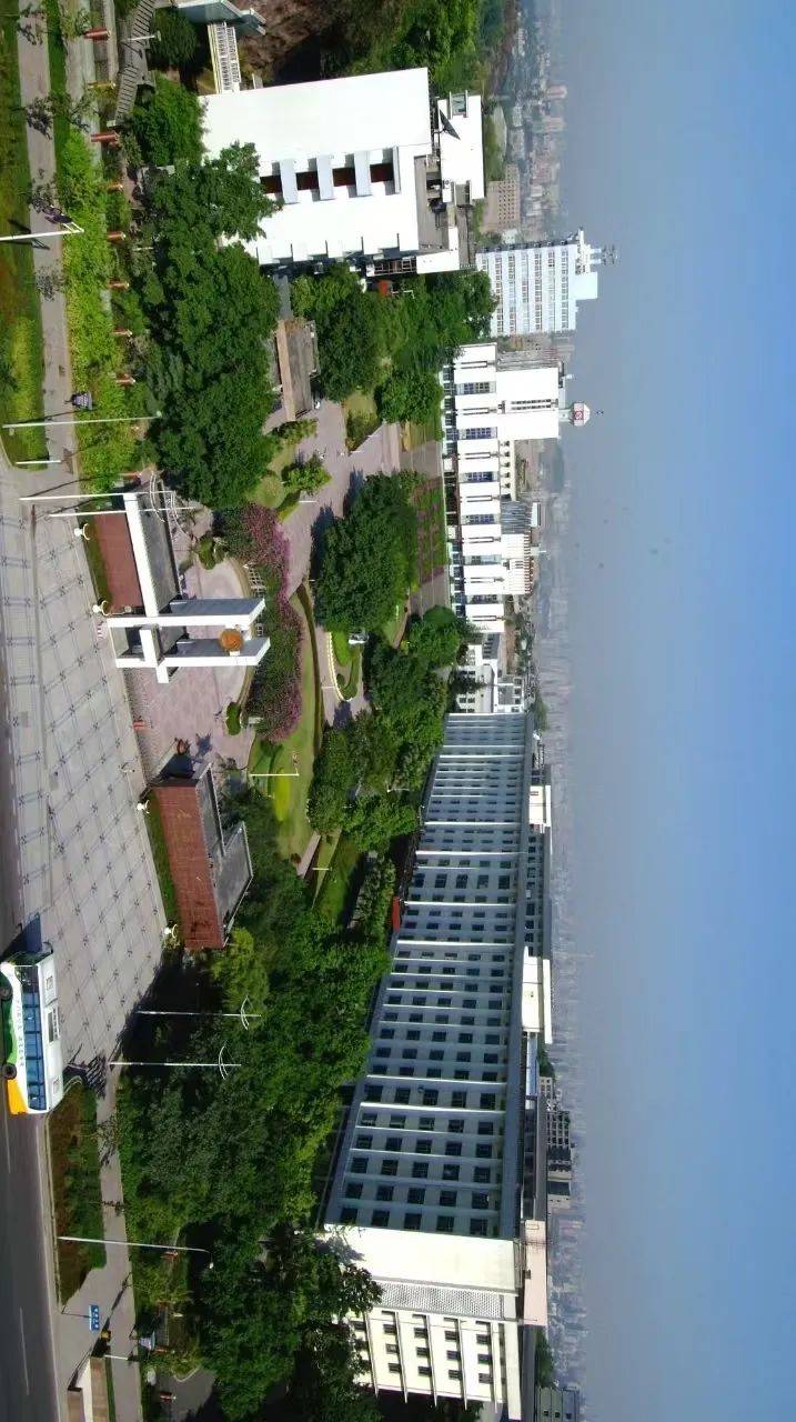 各位新同学,列车前方到站"重庆交通大学"站!