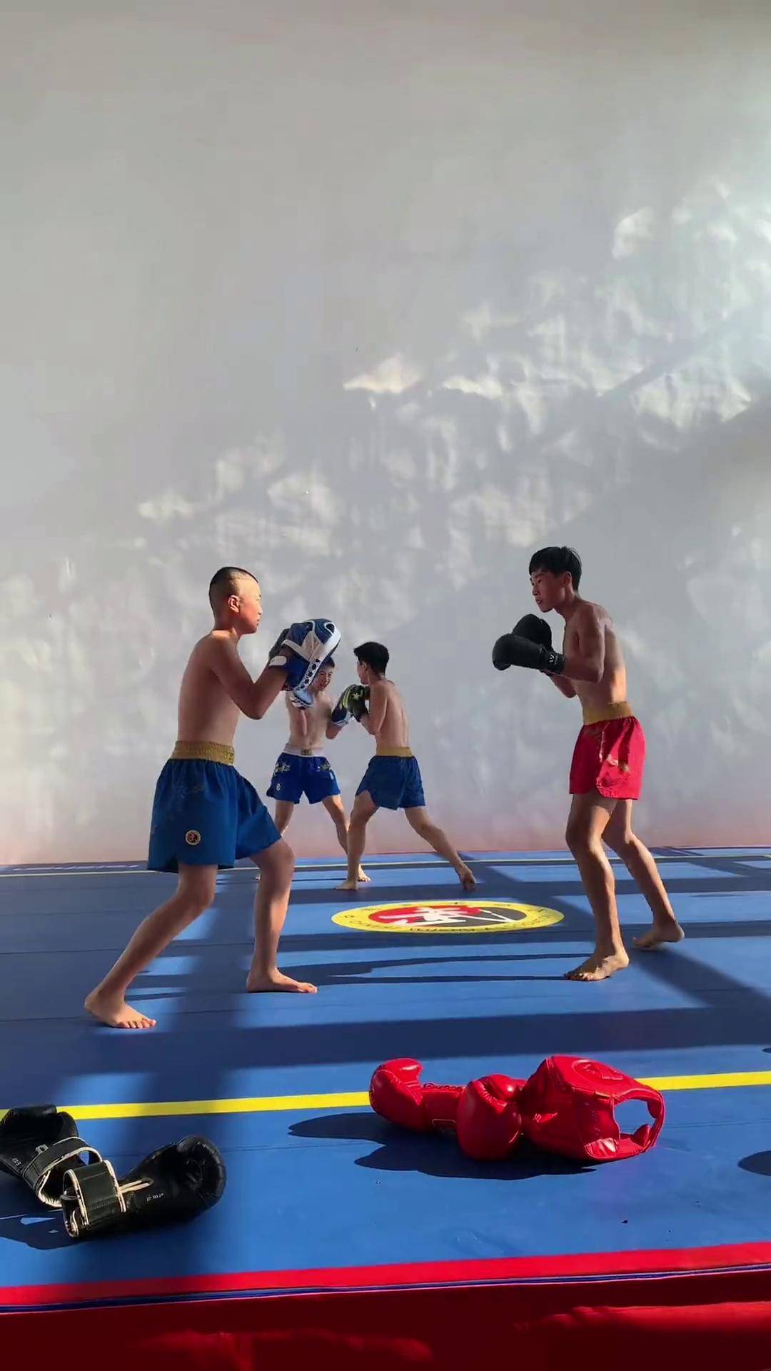 少年自有少年狂,身似山河挺脊梁武术散打 坚持训练