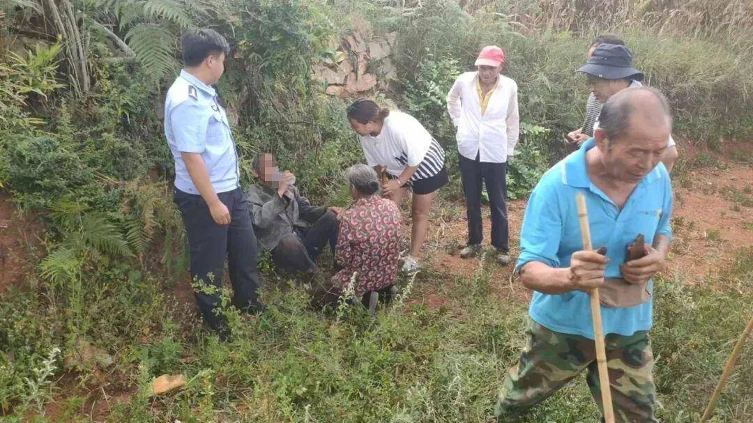 宣威90岁老人遛弯走失,民警深山找回!_西泽_小时_老父亲