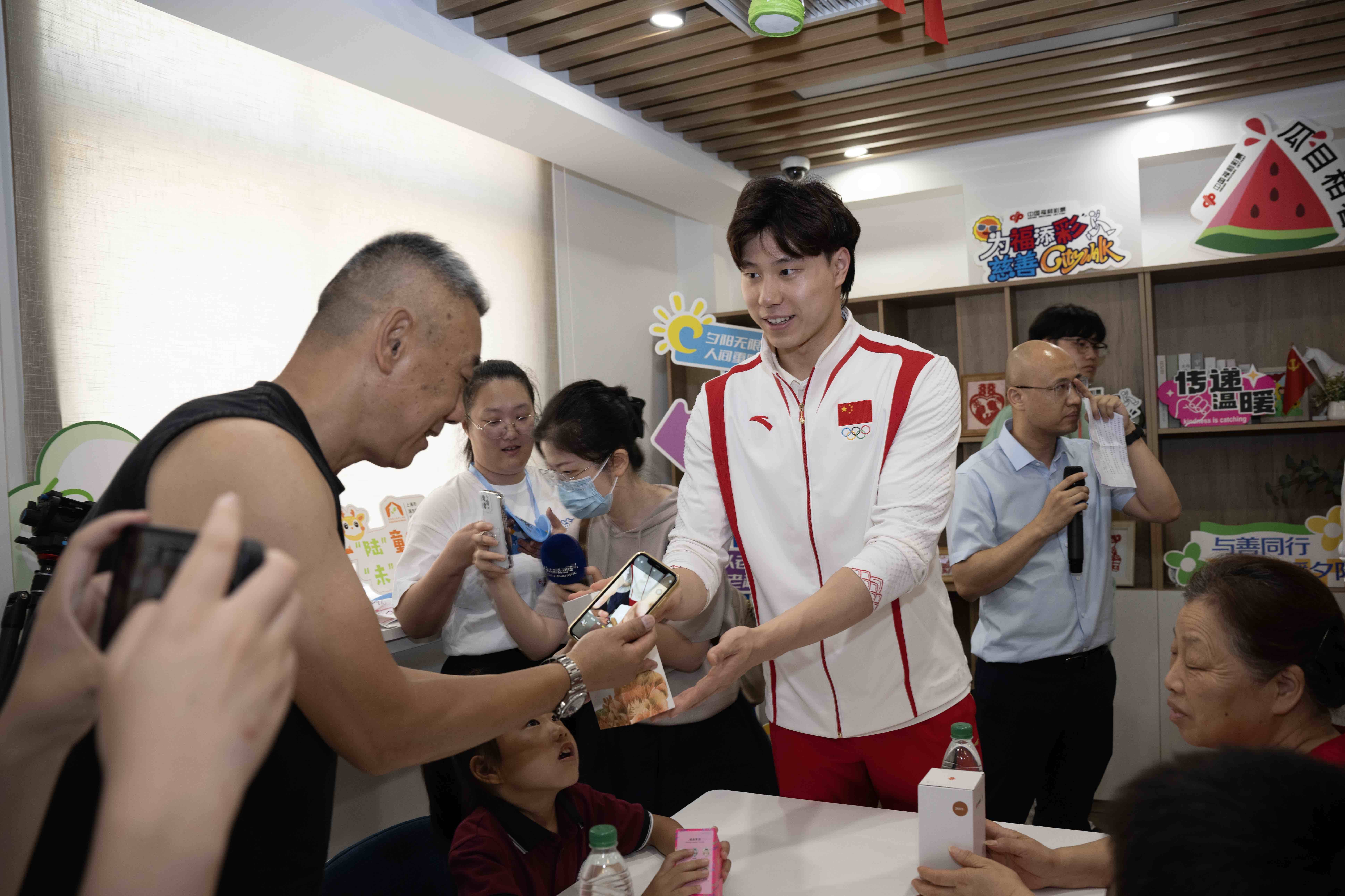 覃海洋现身综合为老服务中心珍贵签名泳帽赠给谁