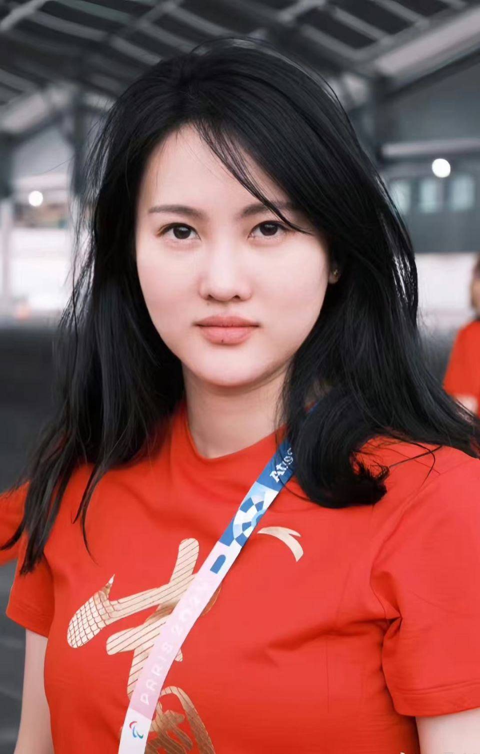 网传陈若琳和牛骏峰谈恋爱,女方朋友辟谣,假的,单着!