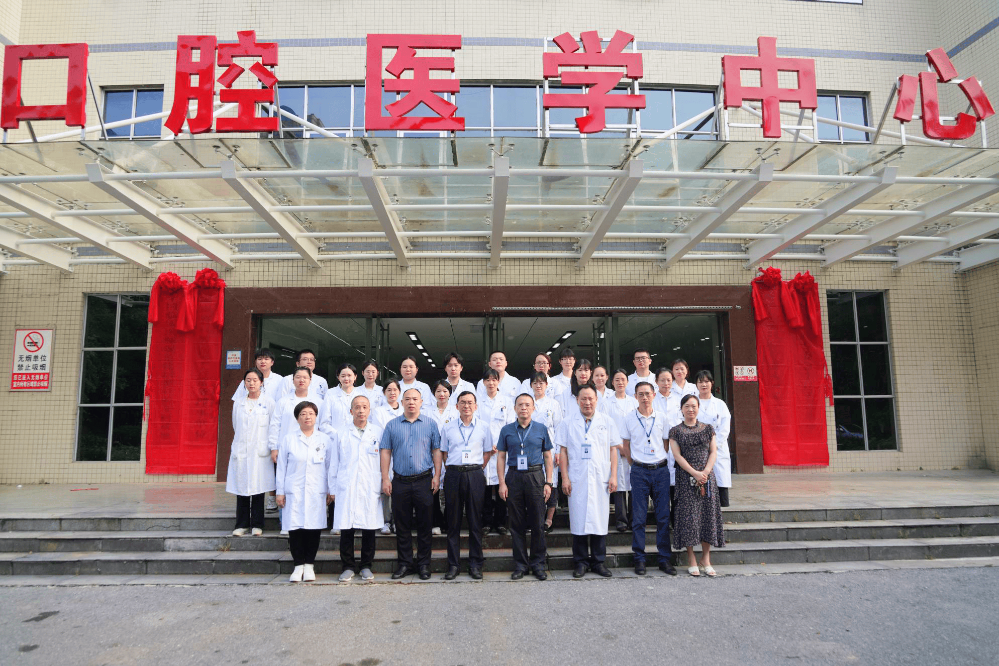 乔迁仪式上,永州市中心医院党委书记江拥军,院长唐朝晖,副院