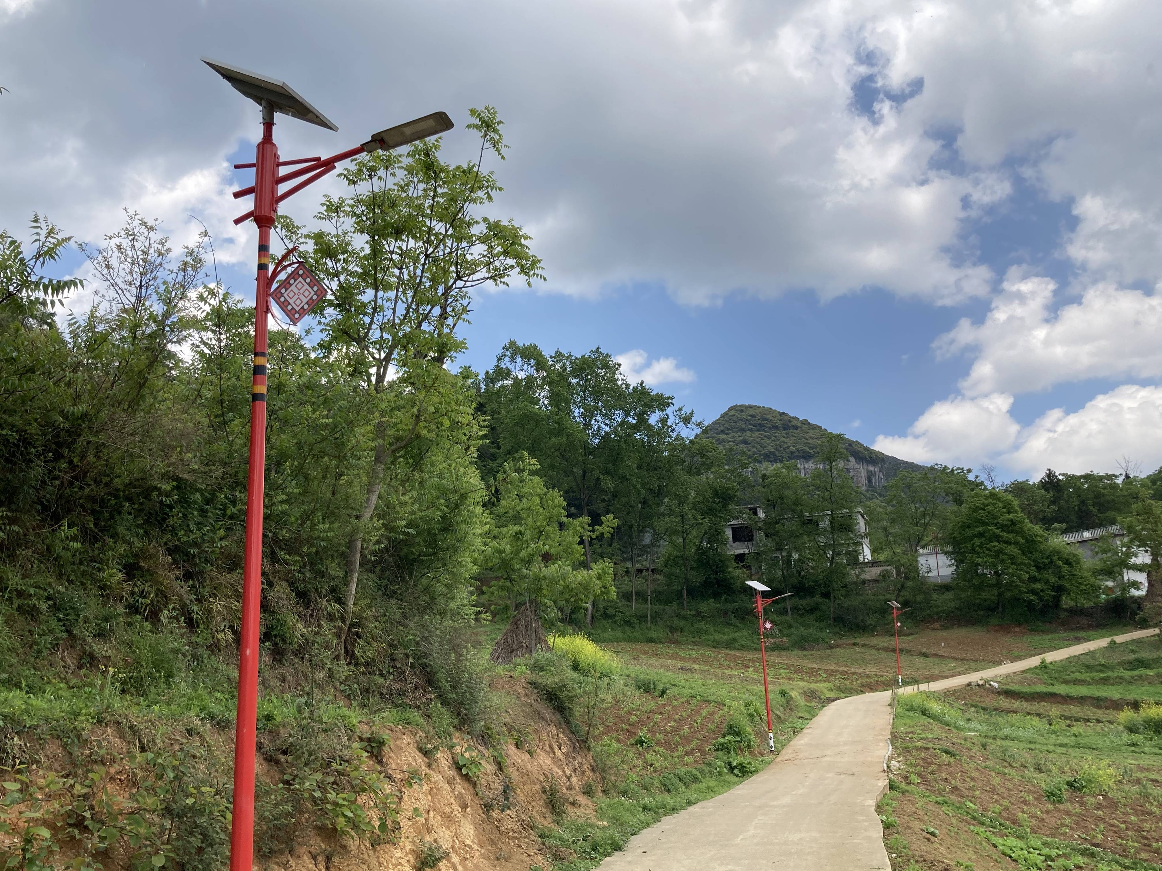 同在威宁彝族回族苗族自治县的陕桥街道孔山社区,曾经一些道路上没有