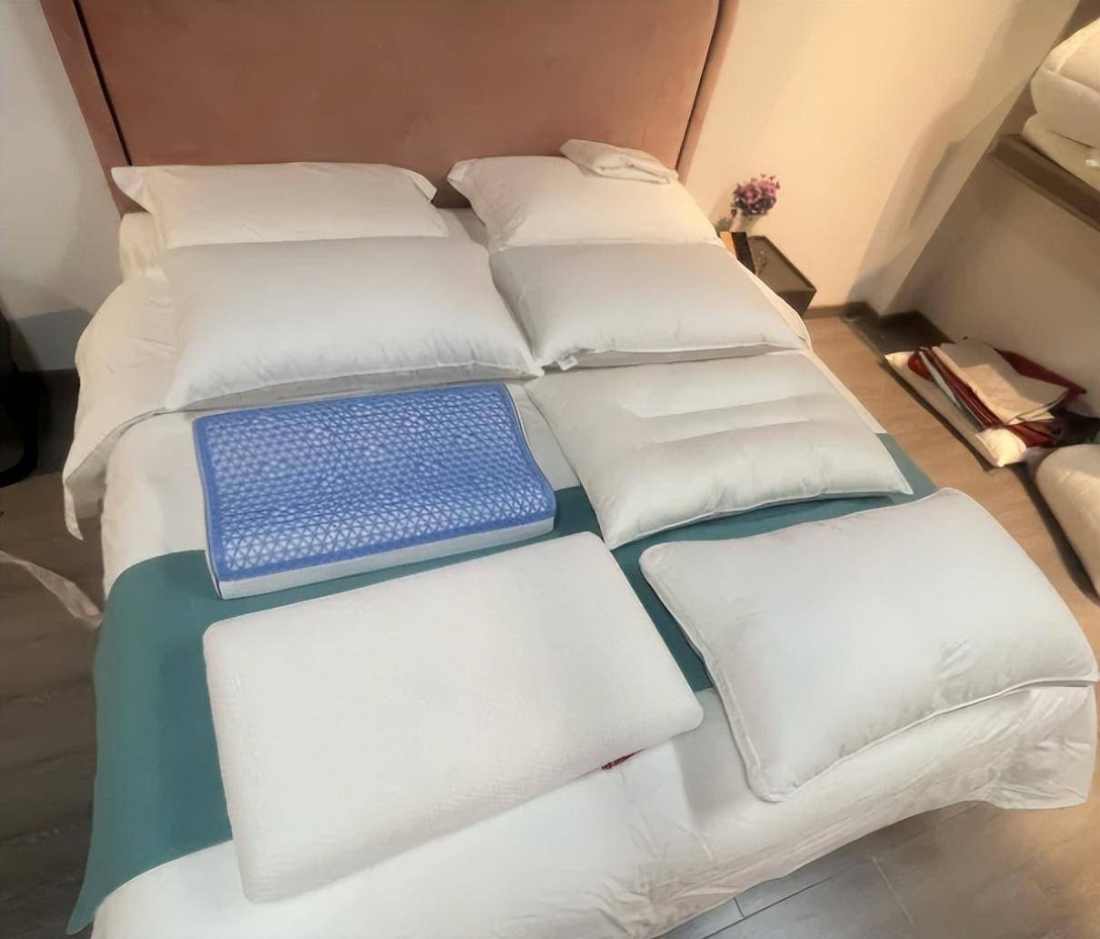 酒店为什么有4个枕头