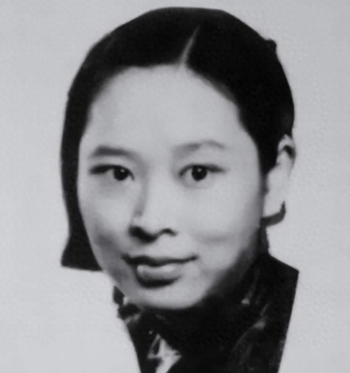 她是黄埔校花，与叶剑英离婚后独自养子，儿子是少将，她是副主席_曾宪植_曾国藩_女子