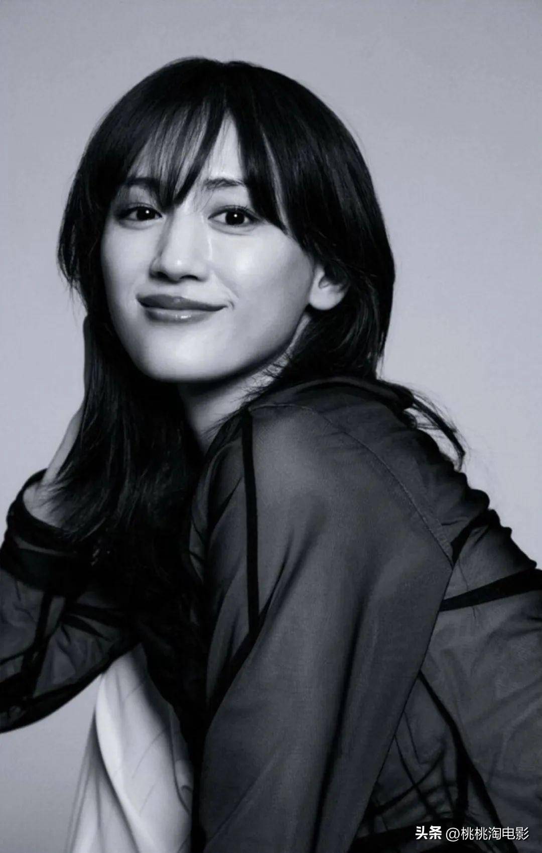 日本女星绫濑遥《美的》杂志大片,妆容清新自然笑容治愈温暖