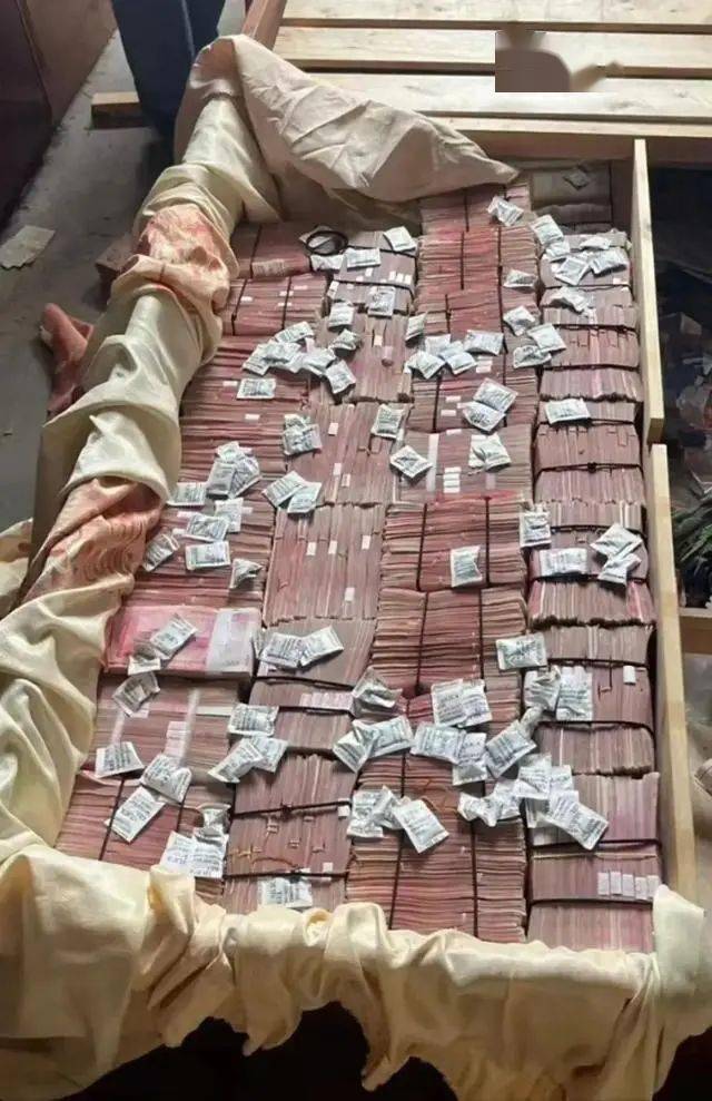 近2000万现金藏床板下!警方公布!