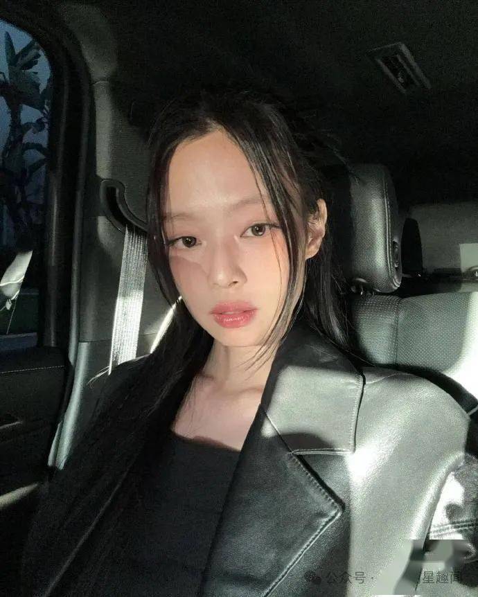 jennie和人气男歌手,美国聚餐被偶遇