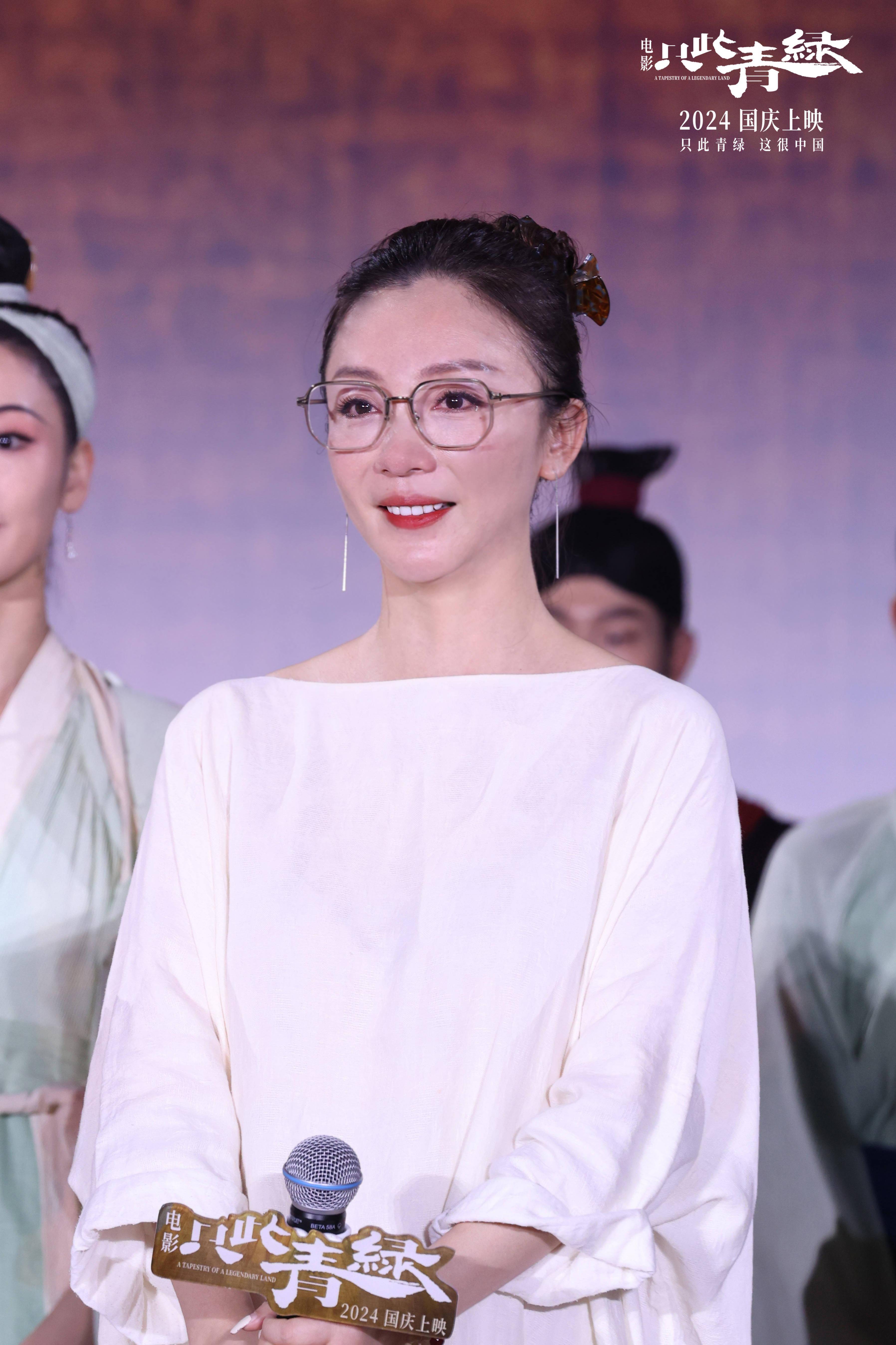 影片放映结束后电影中的舞蹈演员们齐齐亮相用影片中最具代表性的