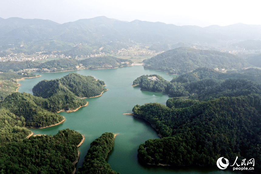江西省萍乡市上栗县赤山镇的枫林水库山水相连,波光涟漪,航拍镜头下
