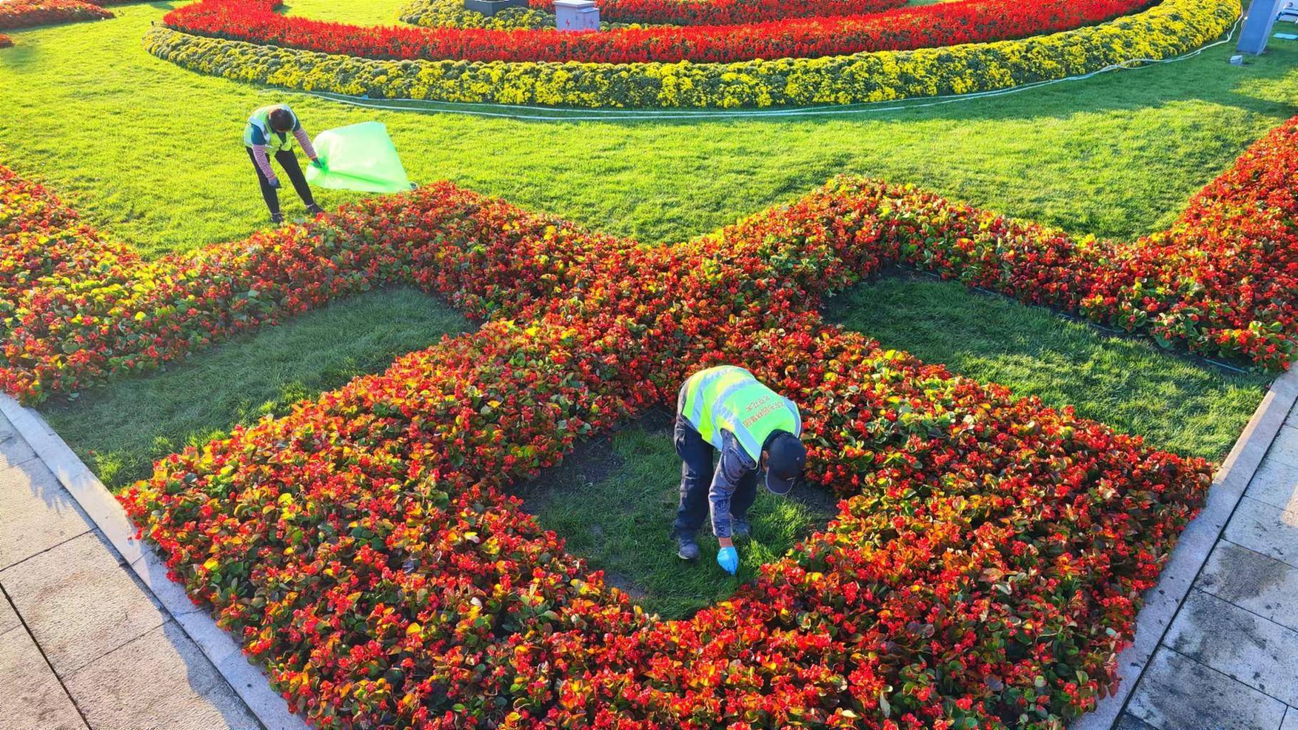 天安门广场花团锦簇盛装迎国庆