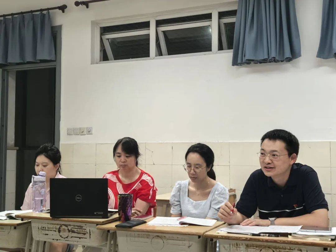 接着分管行政金老师对本组工作提出了具体要求,希望大家积极开展教