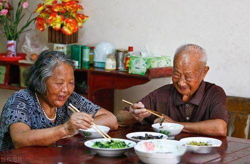 老年人一天最多能吃多少肉？醫生忠告：若控制在這個量，對身體好