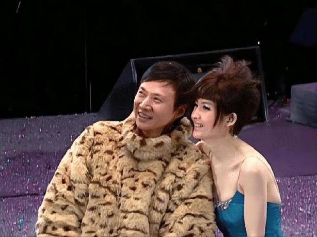 直到倪震舌吻女大学生的照片闹得沸沸扬扬.这一次有图有真相,两人很快