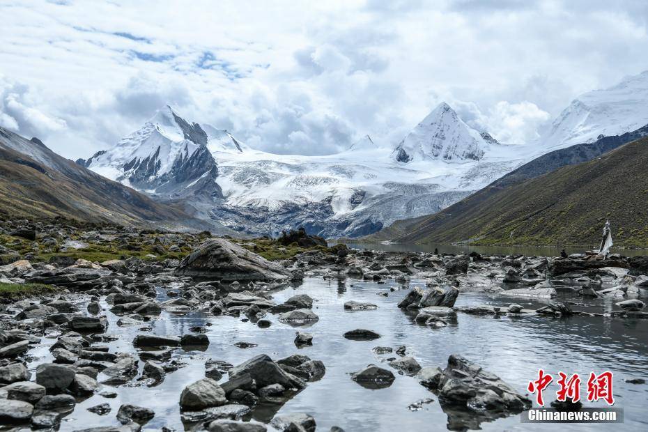 西藏萨普雪山美景如画