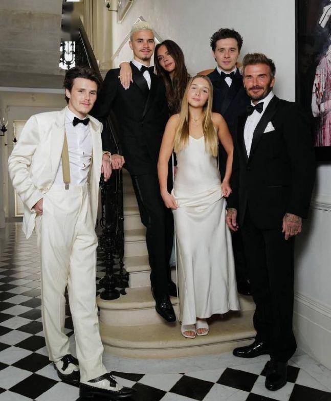 父亲,穿长裙好美,贝克汉姆用宠溺的眼神看她_布鲁克林_维多利亚_女儿