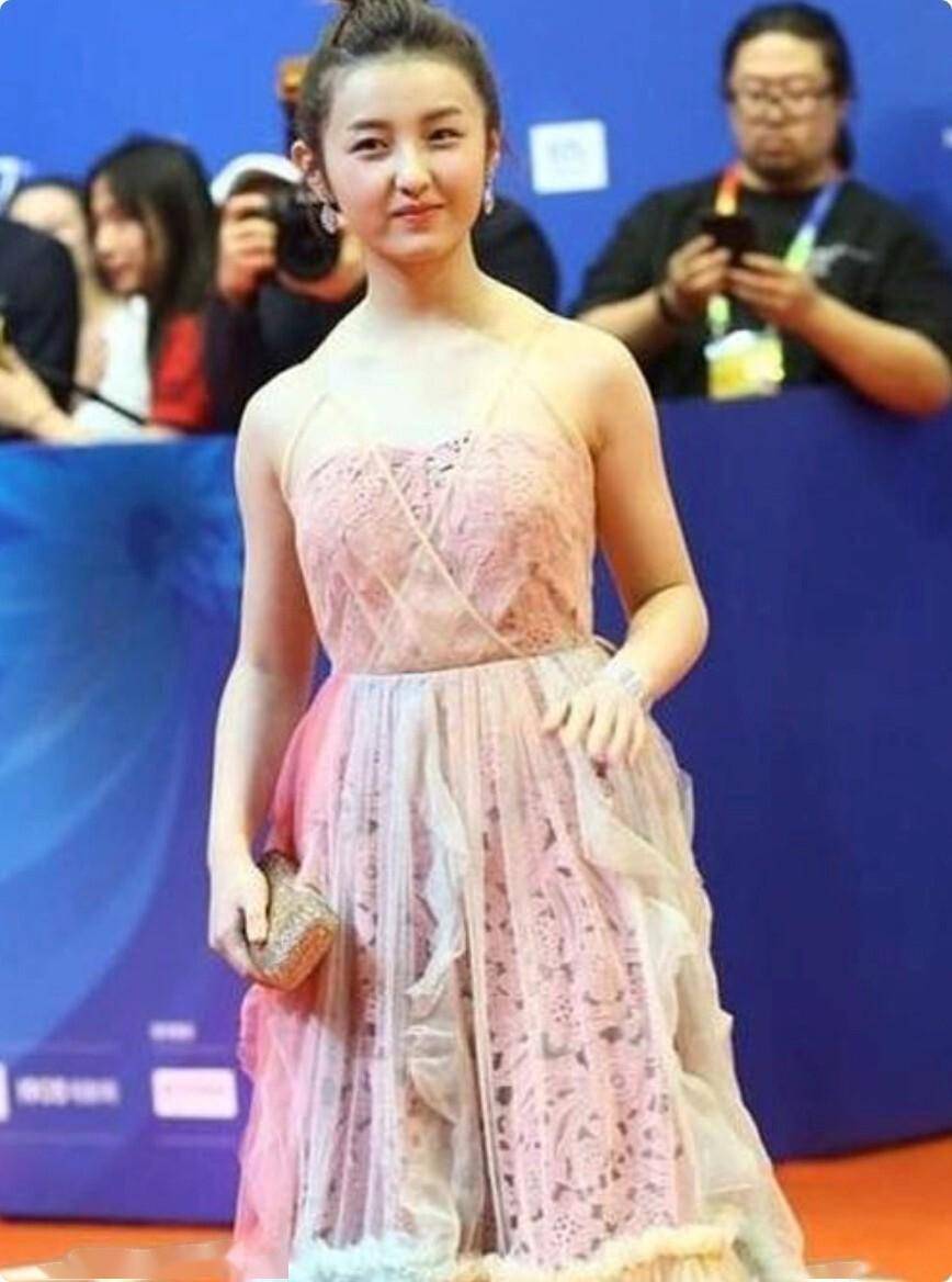 23岁张子枫大变样,化身日系美女高级脸抢镜,和刘涛同框美出圈