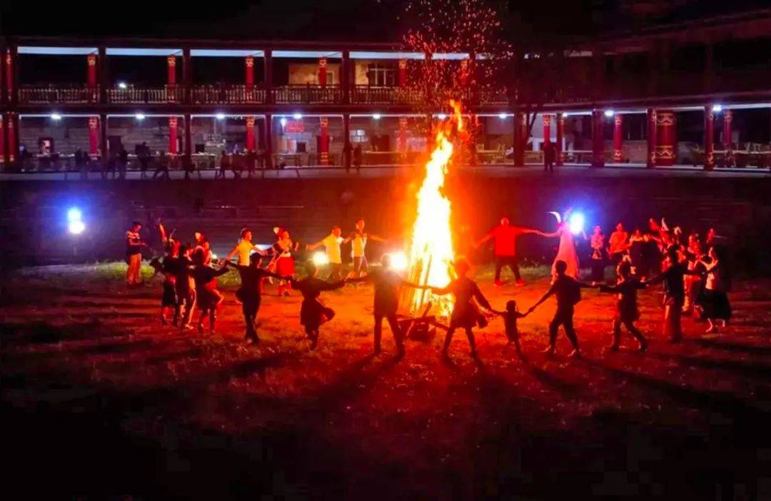 多才多艺瑶族是 "歌舞之乡"瑶寨篝火晚会04自然与村落合成独有的画面