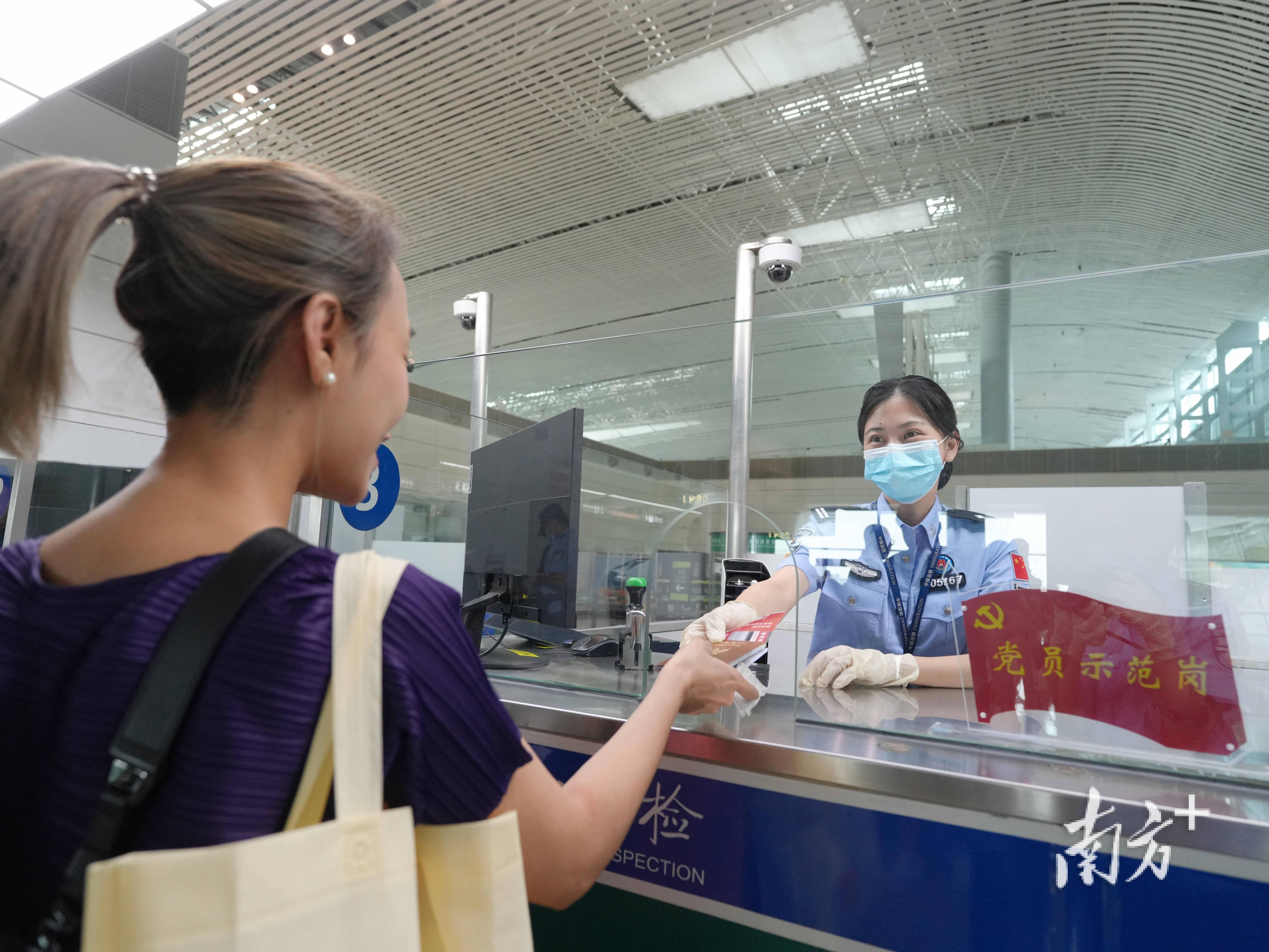 叠加国庆假期广大旅客出入境需求,据深圳边检总站统计,潮汕机场口岸