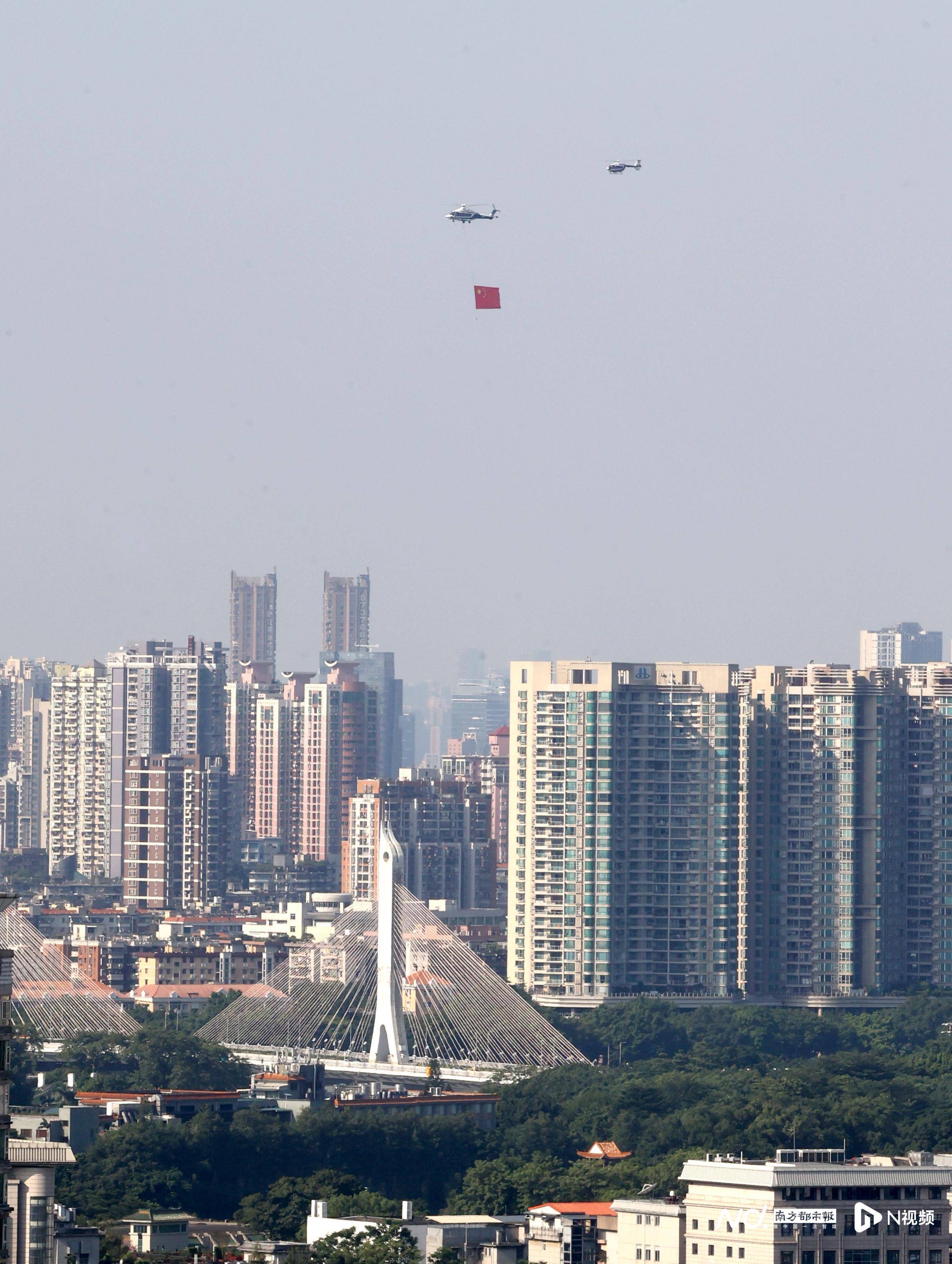 75周年国庆,广州警用直升机编队挂国旗飞行