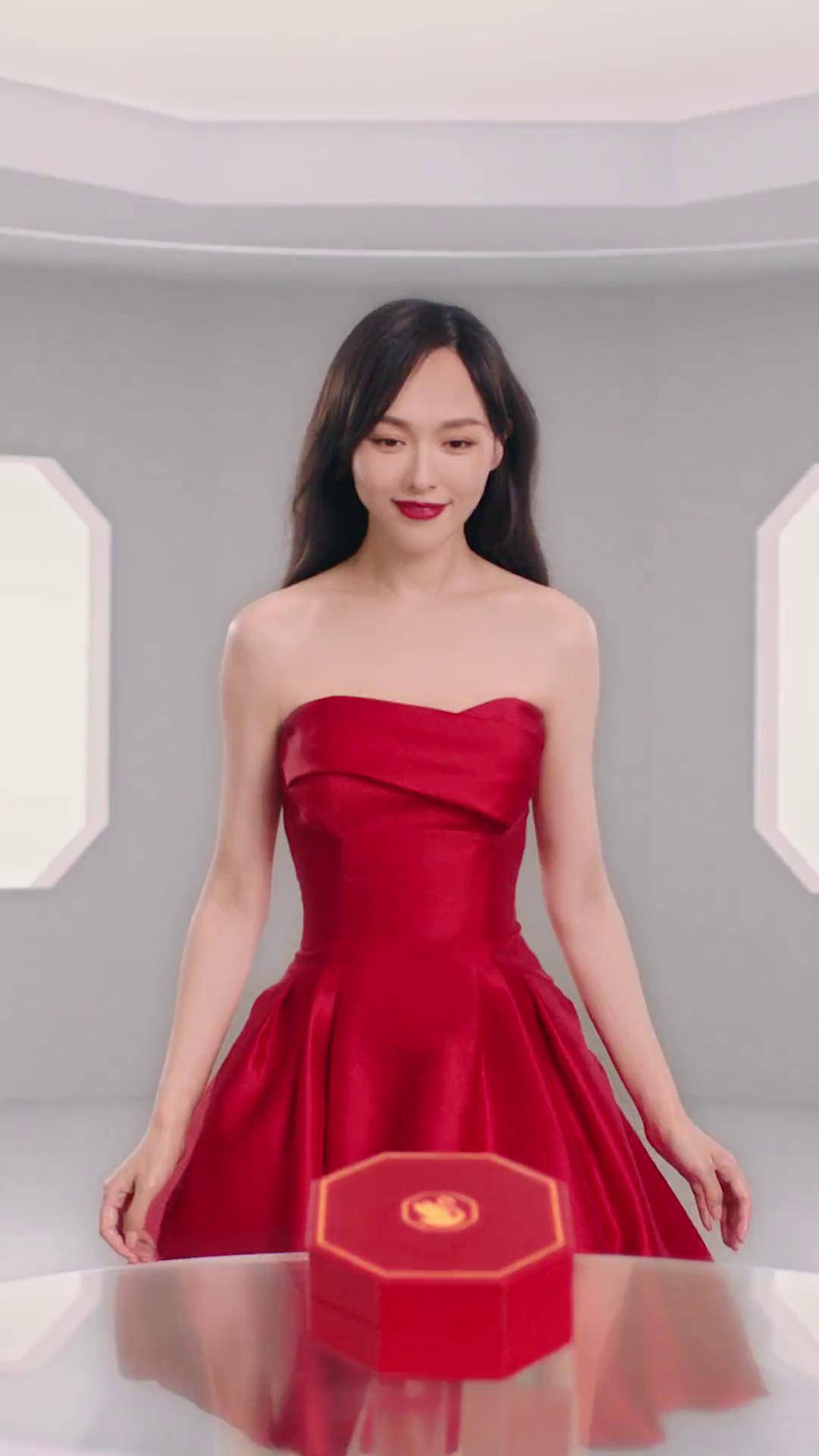 全新red signum系列点亮虎年红运,与施华洛世奇代言人唐嫣 一起优雅迎
