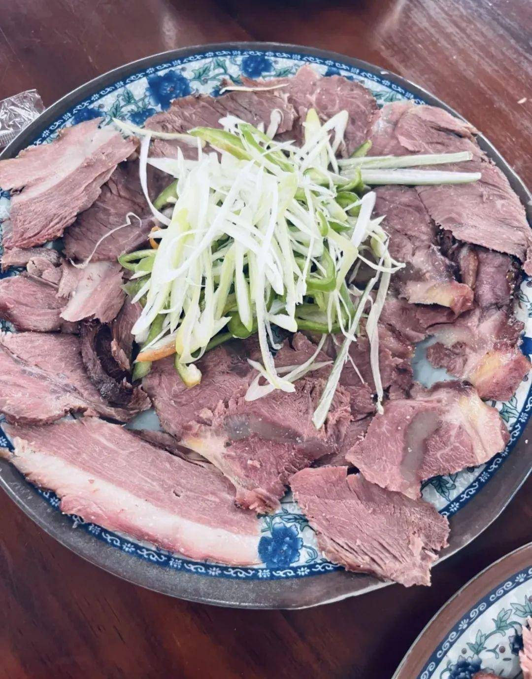 汤汁勾芡浓郁;卤肉是单独的一盘撒上一些葱丝青椒丝上桌有腊肉驴肉