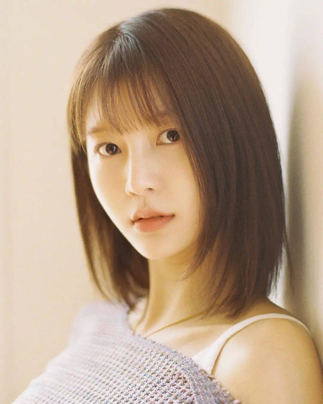 😊这种发型适合圆脸,长脸,心形脸等脸型,可以修饰脸型显脸小,也可以