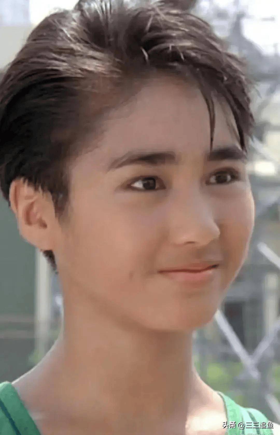 刚出道时的黎姿眉毛比较浓而且她在剧中还是短发造型看起来像个假