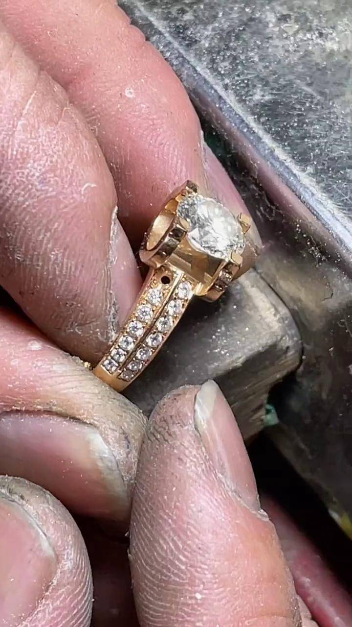 每个小钻石都是四个小爪固定的,不是粘胶水的! 工匠手艺 珠宝手艺人