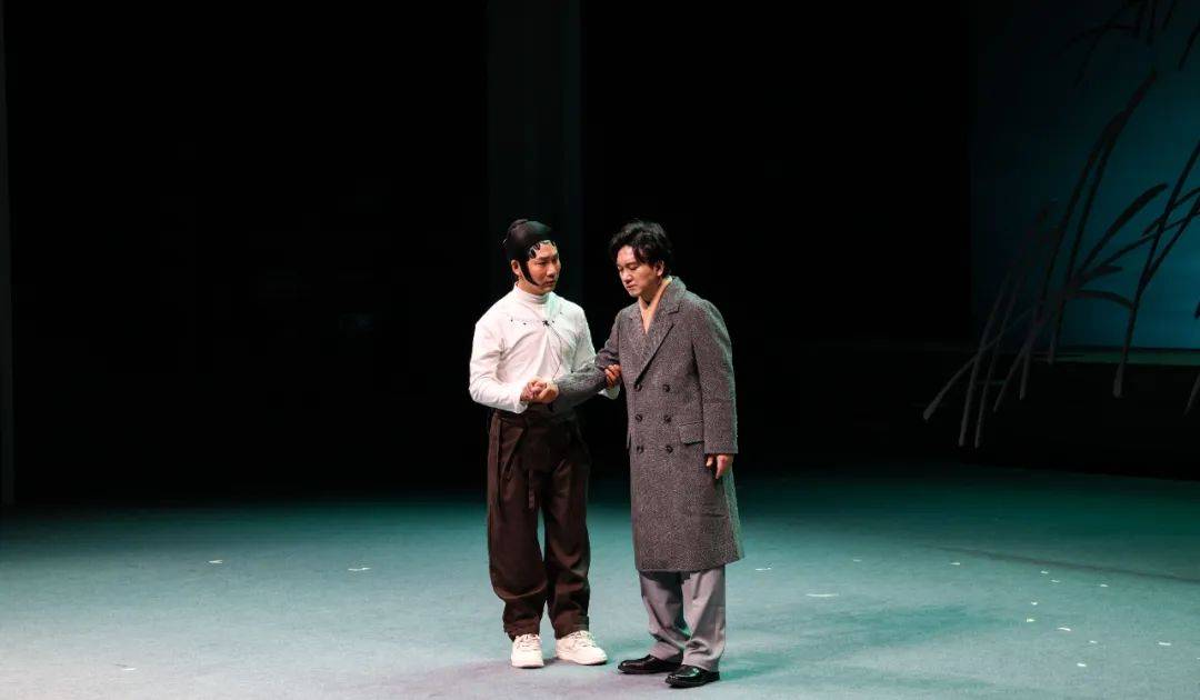 音乐设计吴小平带领乐团彩排主演傅希如候场排练现场,总导演童薇薇