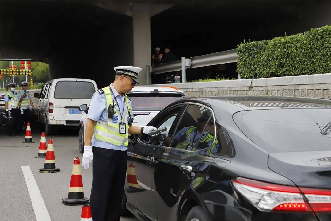 警察开车图片图片