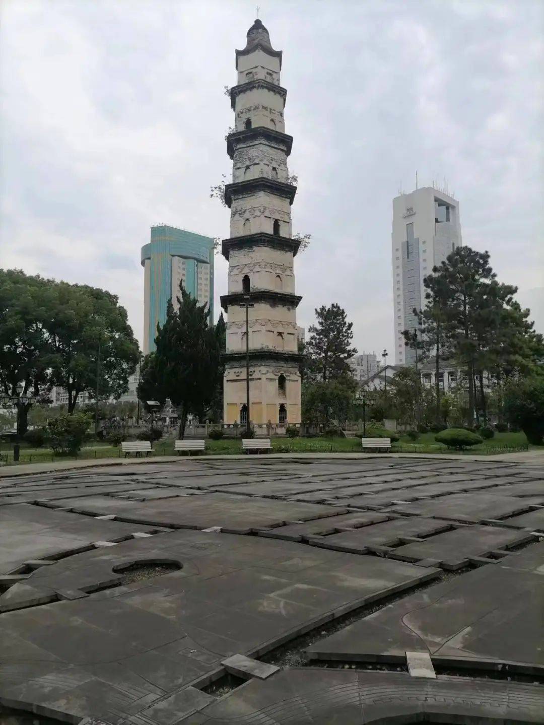 绍兴城市广场上的大善塔㈥陈树尧摄制西大门㈦陈树尧摄制/城市广场㈧