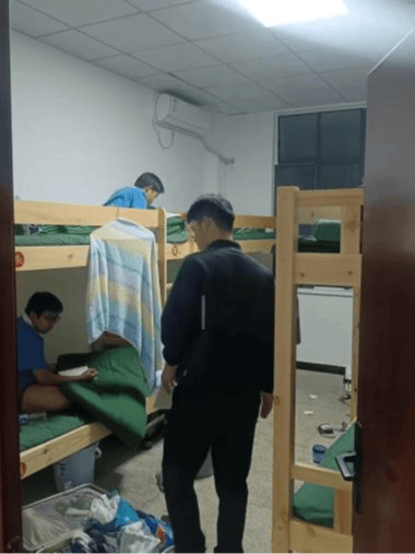 电影结束后,同学们在教官的带领下有序地回到宿舍,进行洗漱,整理内务