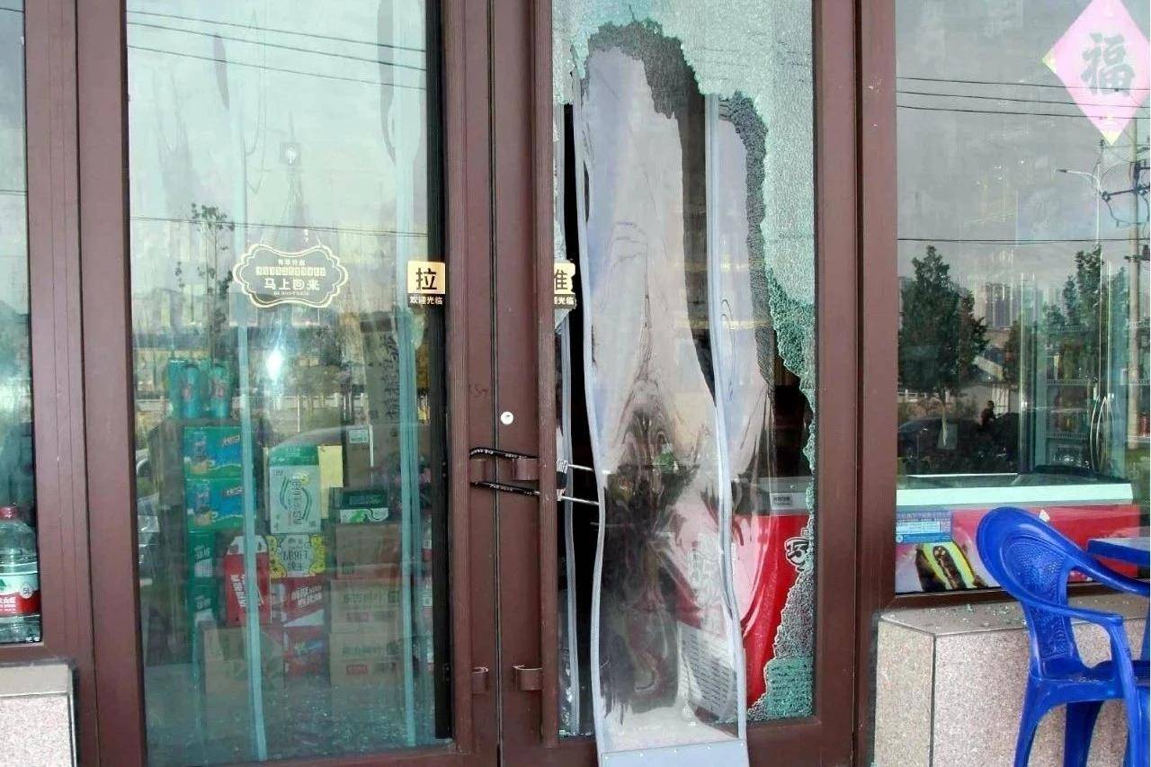 被砸坏的店门9月27日凌晨,兰州市城关区雁北路附近一临街商铺烟酒