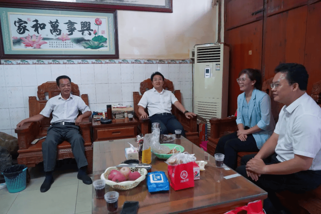 【我们的节日61重阳】忻城县四家班子领导开展重阳节慰问活动