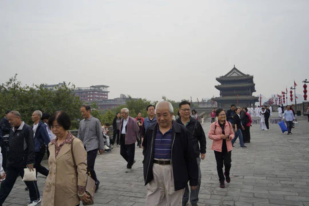 九九重阳意 浓浓敬老情丨西安城墙景区与您共度佳节_护城河_老同志