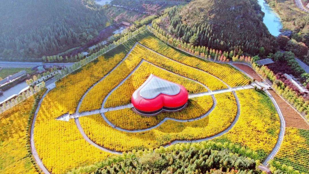 贵州阳光谷旅游度假区坐落于兴义市市区内,是国家4a级景区,景区内有