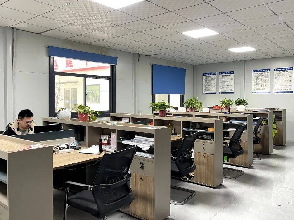 功能齐全的办公场所和生活场所,配置了篮球场,职工活动室,职工书屋等