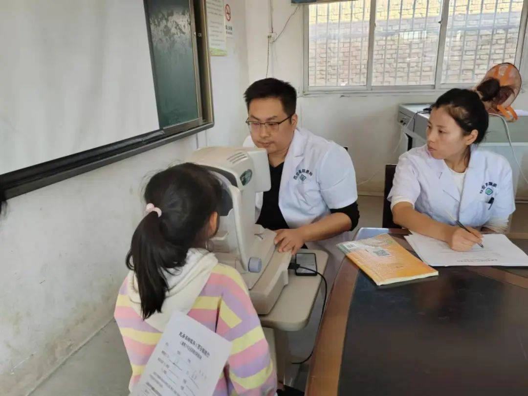10月10日下午,乾县峰阳薛家培才中心小学邀请乾县西安眼镜行为学生