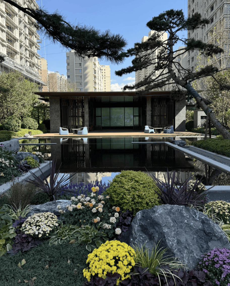 最近的年轻人，流行去富人小区旅游