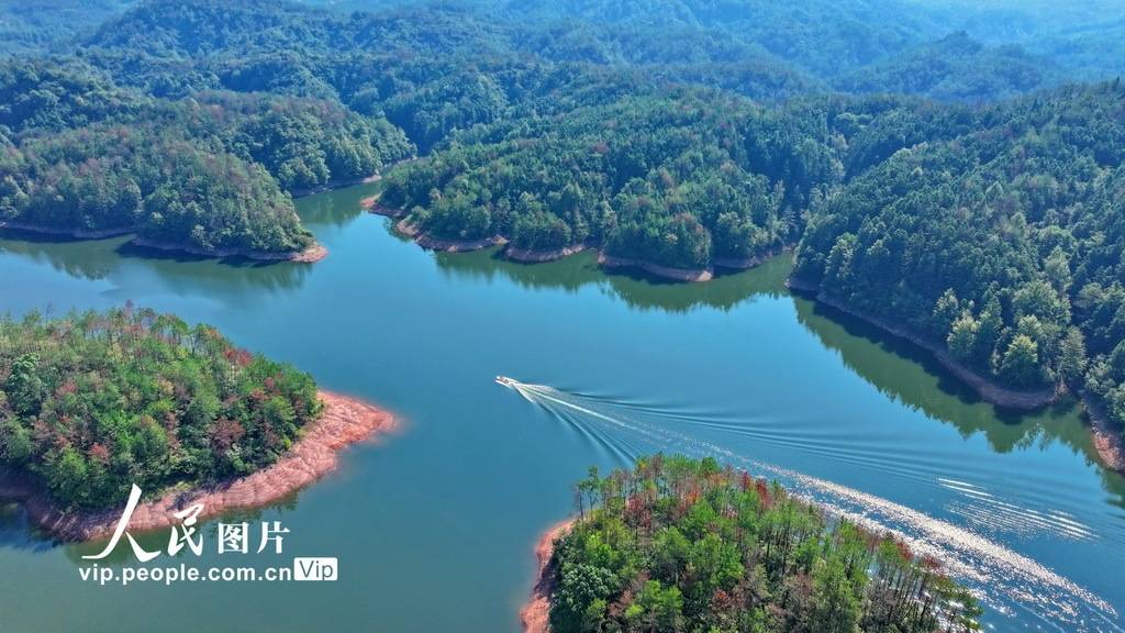 2024年10月12日,江西省赣州市宁都县洛口镇梅江灌区团结水库,工作人员