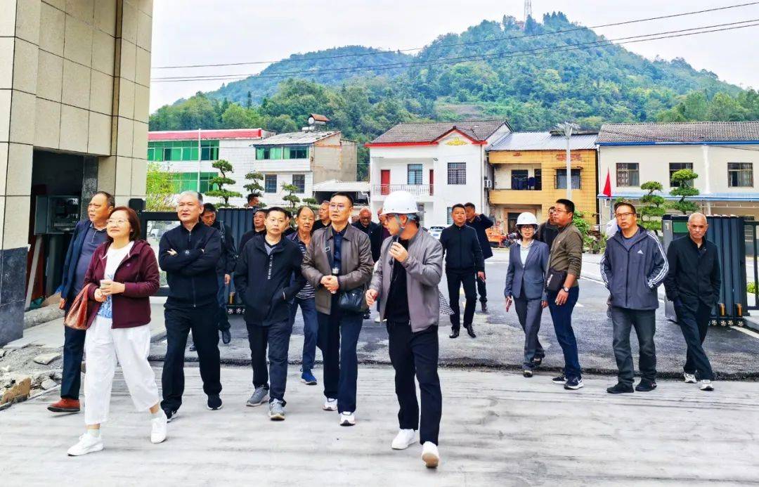 康养小镇出彩 验客纷至沓来 长阳二中退休教职工到青岗坪康养小镇欢度