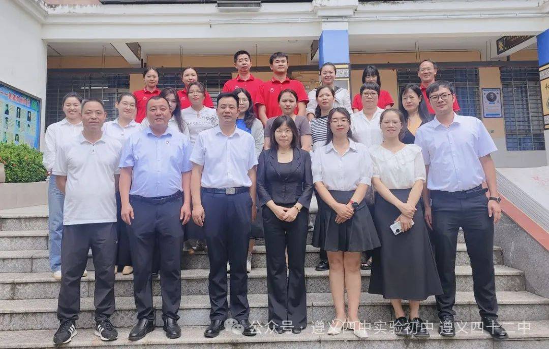 在海南保亭黎族苗族自治县新星中学举办书香班级建设暨阅读月研讨活动