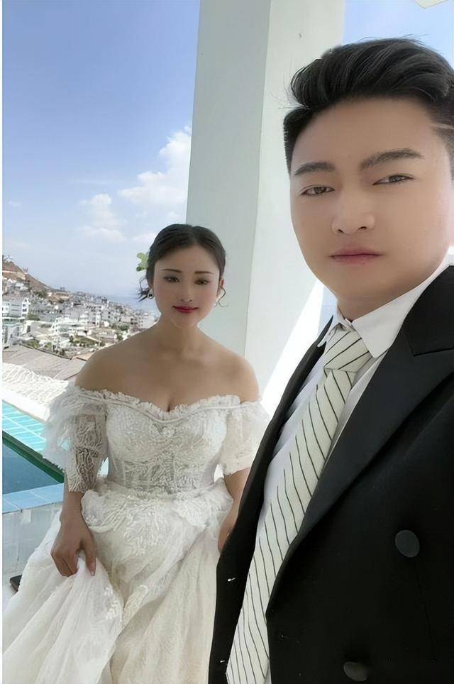 32岁网红突发脑溢血去世,原来直播早有预兆,独留老婆带4个孩子